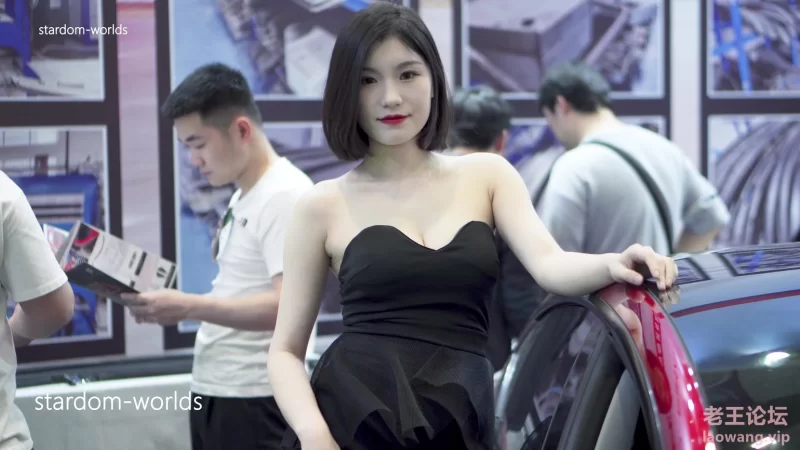 2024深圳改装车展 Auto Show _ Racing Model 레이싱모델 短发美女车模 车展模特Day2-4.jpg